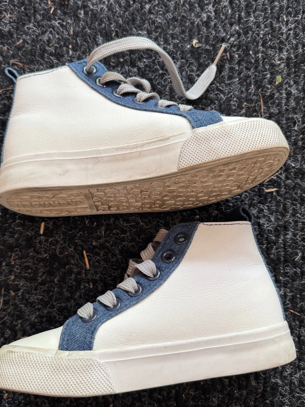 Paw Patrol White & Blue Kids Low-Top Sneakers with Badge Accent